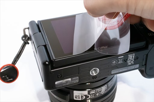 ZV-E10に液晶保護フィルムを貼っている画像