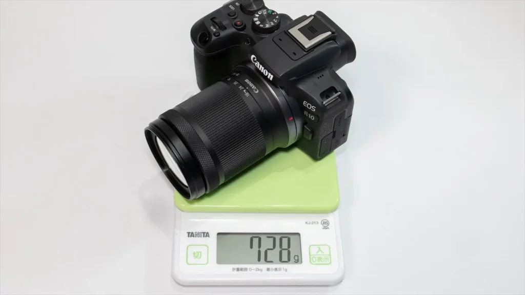 eosr10&rf-s18-150mmレンズキットの重量を測定している画像