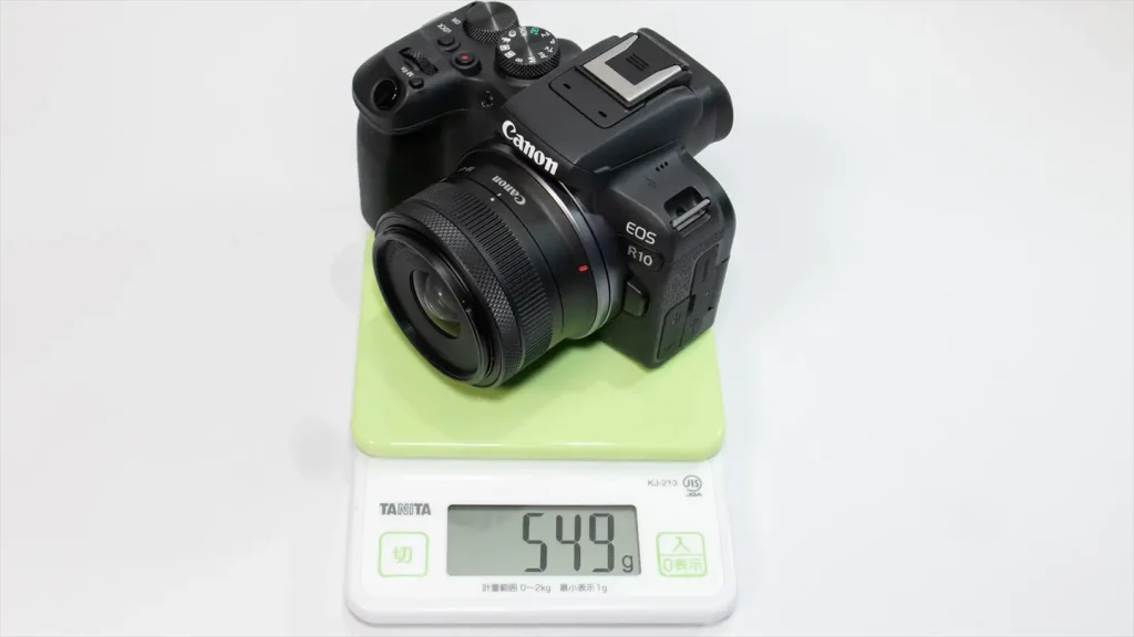 eosr10&標準レンズキットの重量を測定している画像