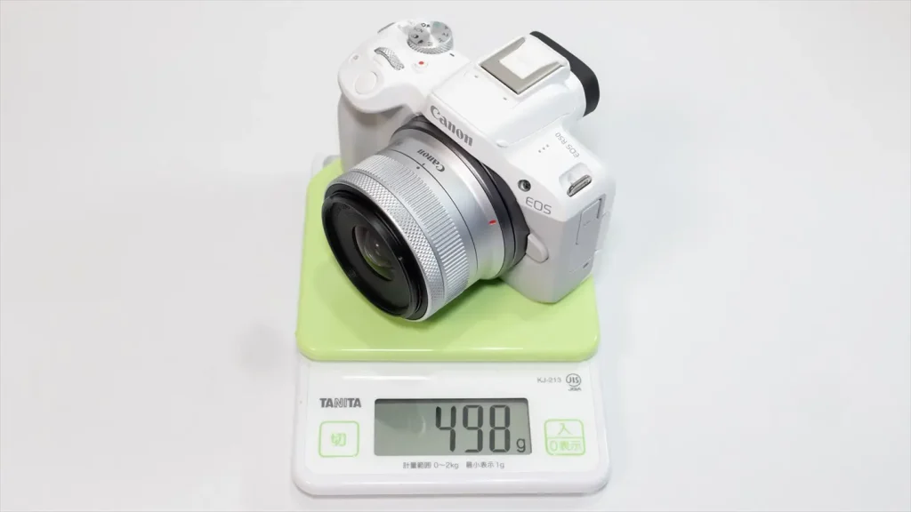 eosr50&標準レンズキットの重量を測定している画像