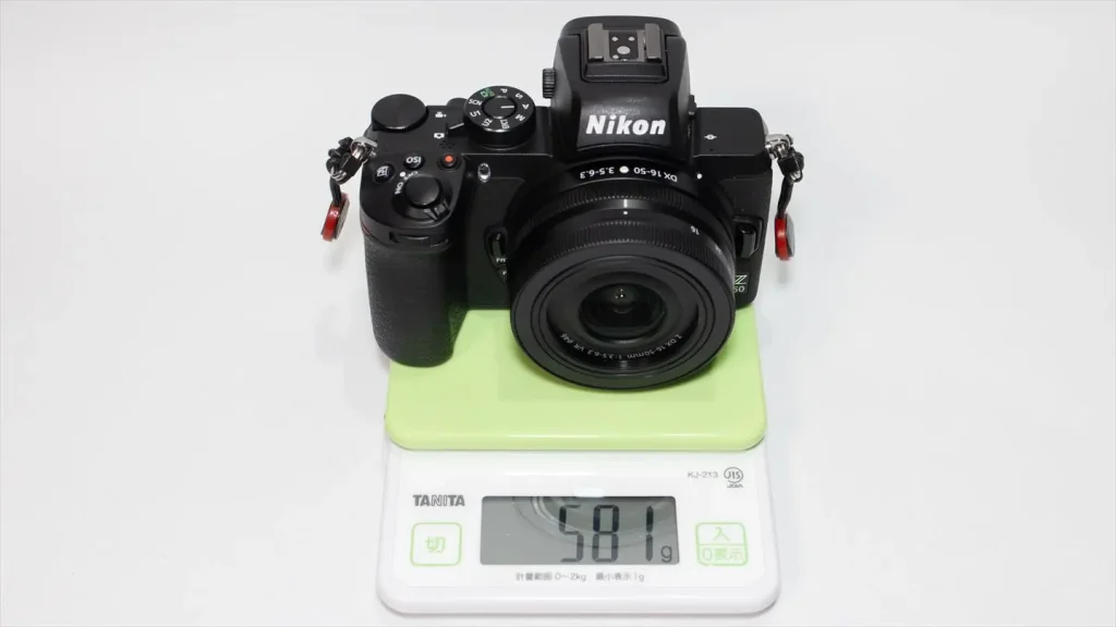 ニコンZ50とNIKKOR Z DX 16-50mm f/3.5-6.3 VRを秤で測っている画像