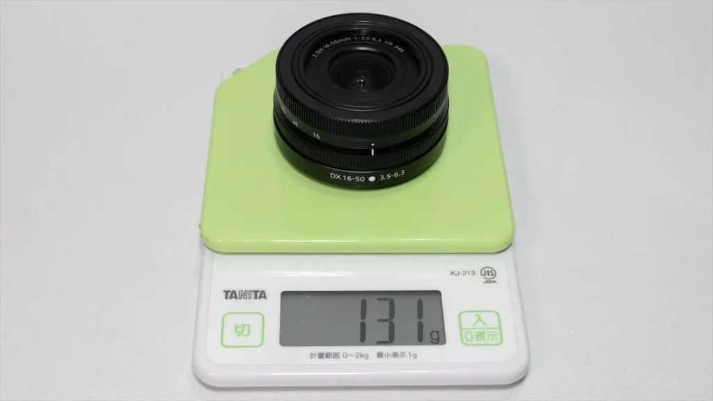 NIKKOR Z DX 16-50mm f/3.5-6.3 VRを秤で測っている画像