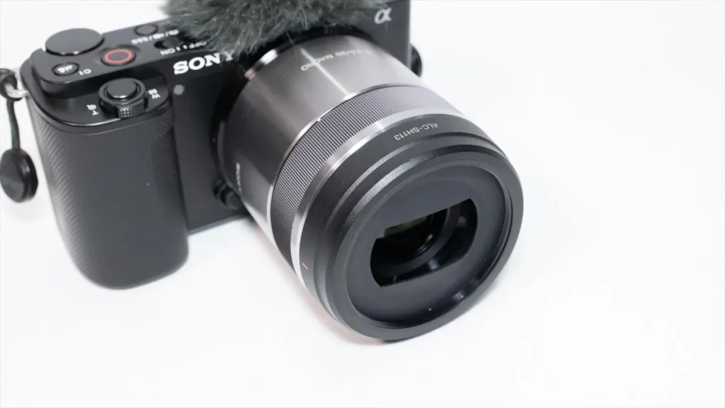 ソニー 30mm F3.5 Macroが装着されたZV-E10