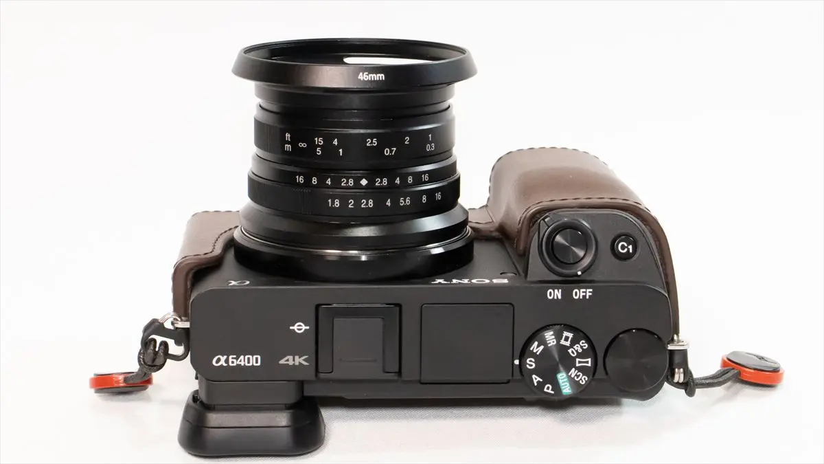 7artisans 25mm F1.8を装着したα6400と別売レンズフード
