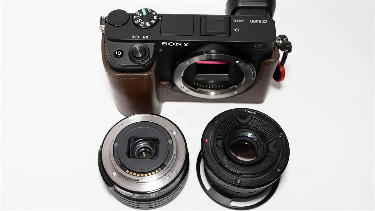 7artisans 25mm F1.8とレンズキット付属レンズ　マウント部分の比較　7artisans 25mm F1.8にはマウント部分に電子接点がない