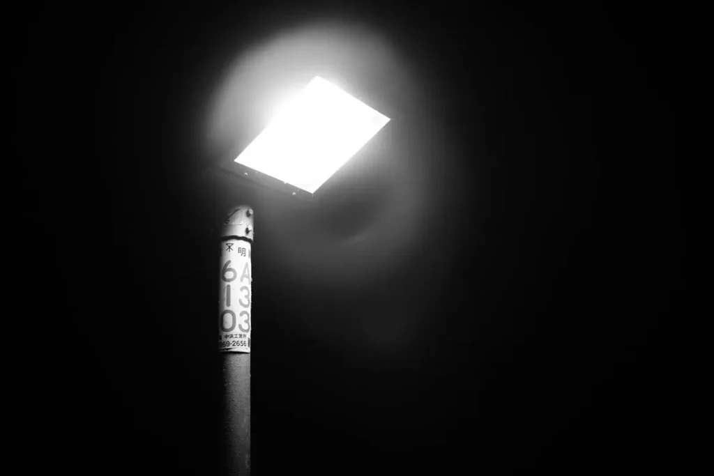 七工匠 7artisans 25mm F1.8を装着したα6400で撮影された作例　夜景スナップ　コーティングが弱いためフレアが出ている
