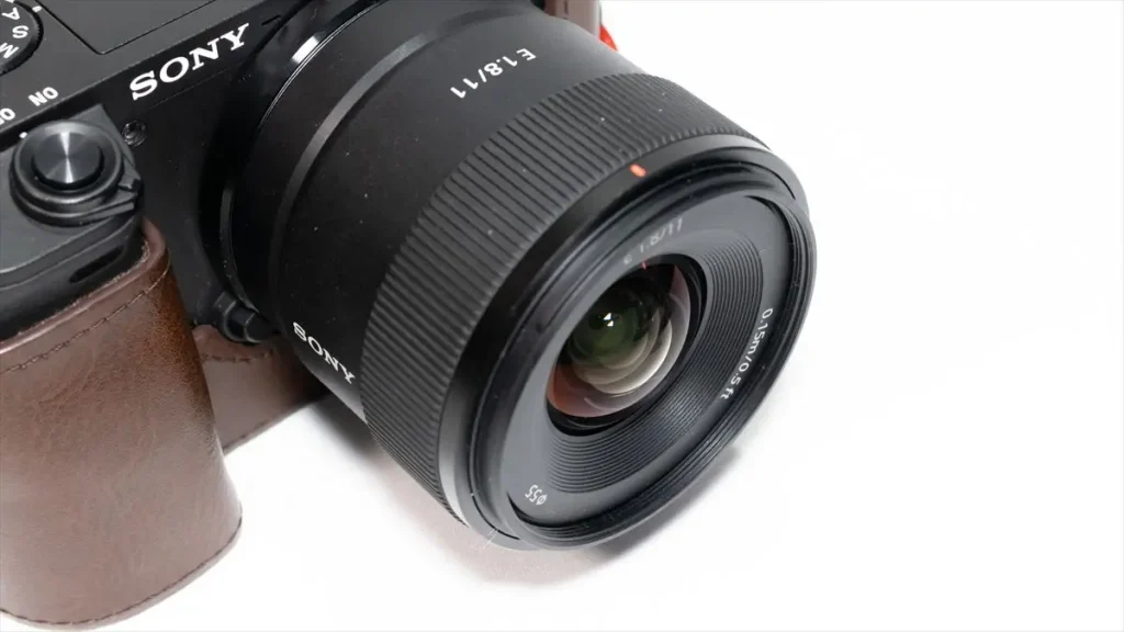 ソニー E 11mm F1.8 を装着したα6400の前玉拡大