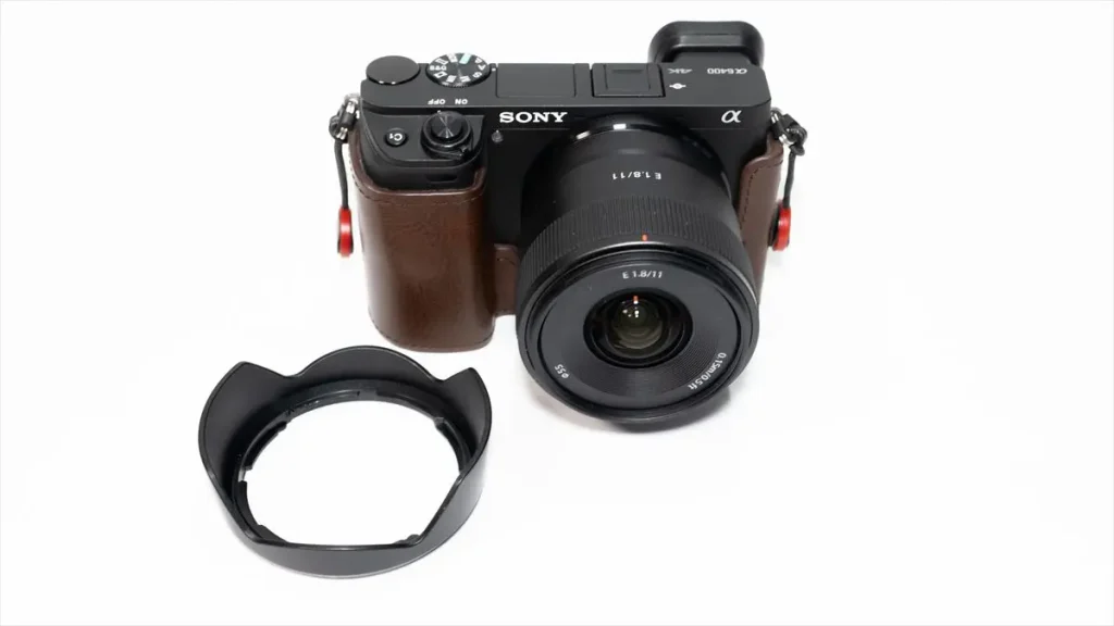 ソニー E 11mm F1.8 を装着したα6400と取り外したレンズフード