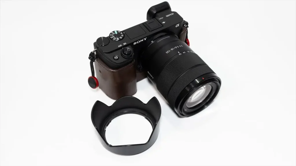 ソニー E 18-135mm F3.5-5.6 OSSを装着したα6400と付属レンズフード