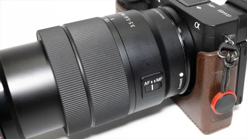 ソニー E 18-135mm F3.5-5.6 OSSのAF-MF切替スイッチ拡大