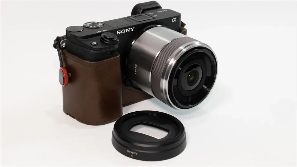 ソニー E 30mm F3.5 Macro  を装着したα6400と取り外したレンズフード