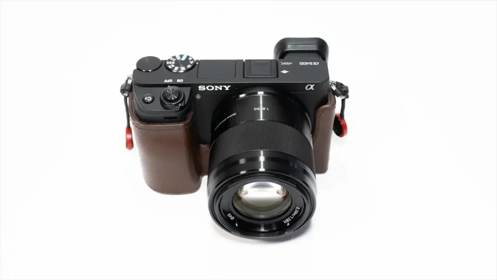 レンズフードを外した状態のソニー E 50mm F1.8 OSS を装着したα6400