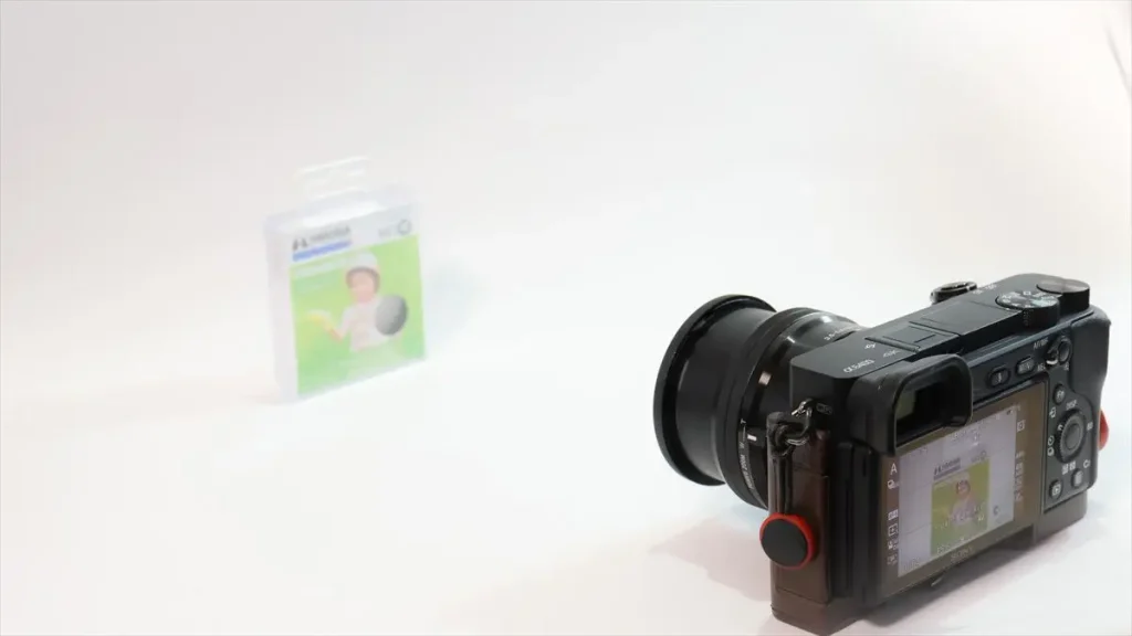 ダブルズームキット付属標準レンズを装着したα6400で近接撮影をしている　あまり寄れない