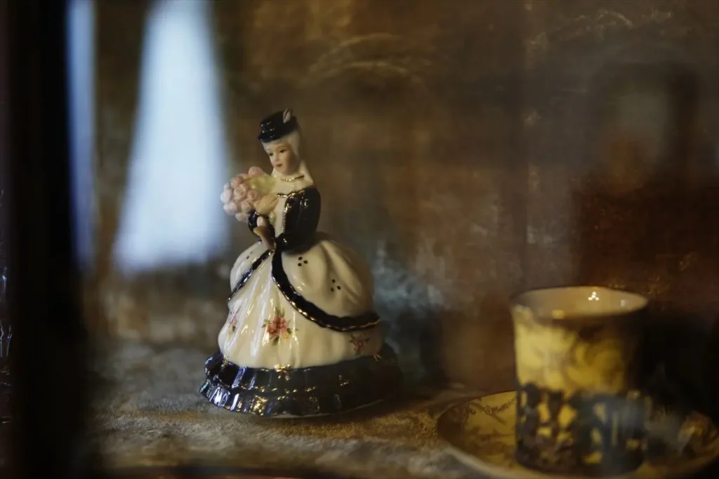 シグマ 30mm F1.4 DC DN を装着したα6400で撮った作例　人形　わずかな距離差で大きくボケているのがわかる