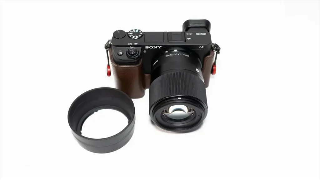 シグマ 30mm F1.4 DC DN を装着したα6400と付属レンズフード