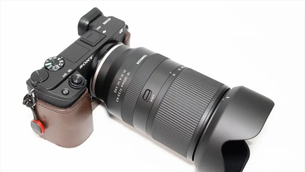 α6400に装着されたTAMRON 18-300mm F/3.5-6.3 Di III-A VC VXD