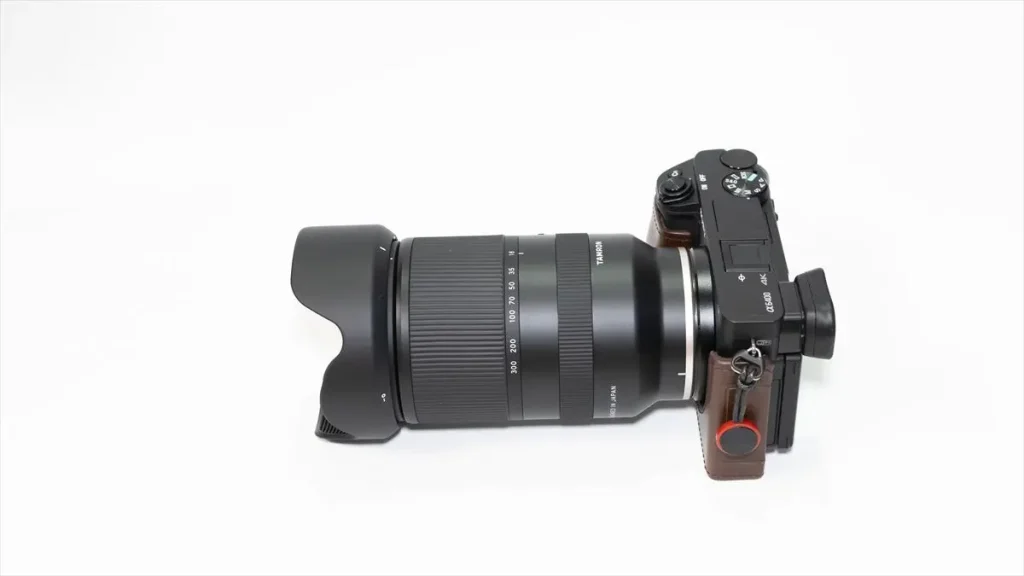 α6400に装着されたTAMRON 18-300mm F/3.5-6.3 Di III-A VC VXD　18mmの状態