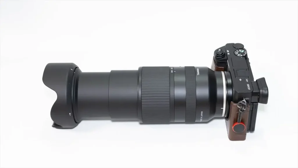 α6400に装着されたTAMRON 18-300mm F/3.5-6.3 Di III-A VC VXD　300ｍｍでレンズが最大に伸びる
