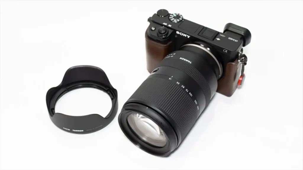 α6400に装着されたTAMRON 18-300mm F/3.5-6.3 Di III-A VC VXDと付属レンズフード