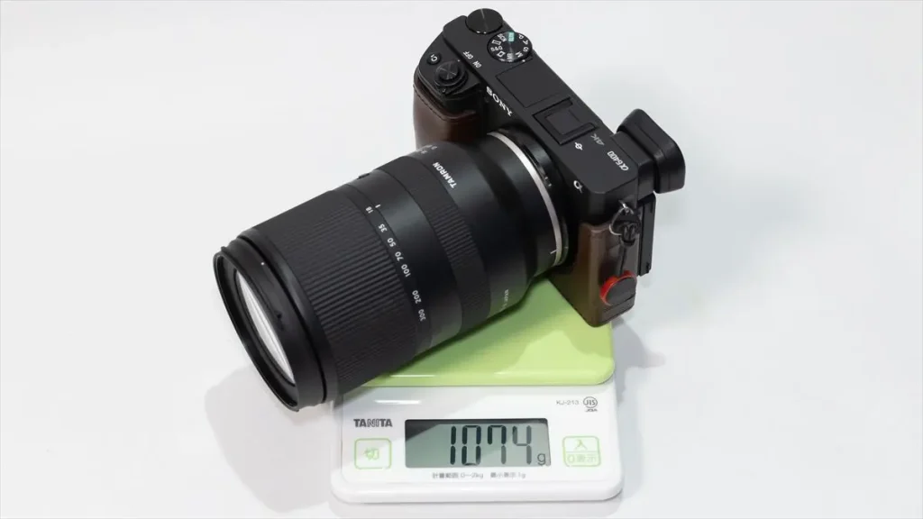 α6400にTAMRON 18-300mm F/3.5-6.3 Di III-A VC VXDを装着した状態で重量測定　1Kgを若干超えている