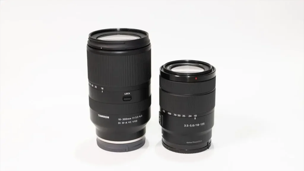 タムロン18-300mmとソニーE18-135mmを並べて比較　ソニーE18-135mmの方が一回り以上小さい