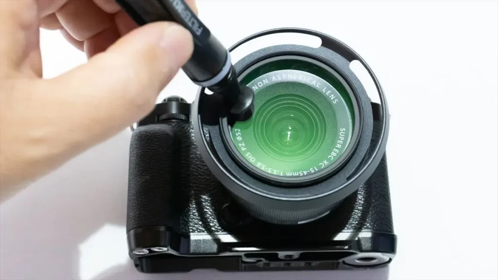 レンズペンで清掃中のX-M5