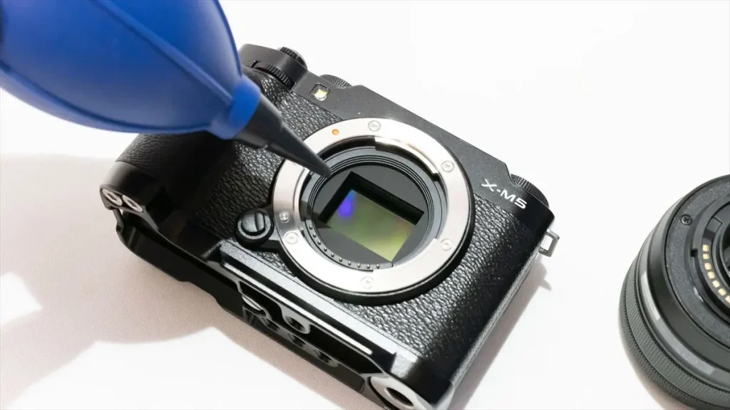 ブロワーでセンサーを清掃されるX-M5