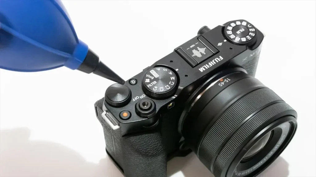 ブロワーで清掃されるX-M5ボディ