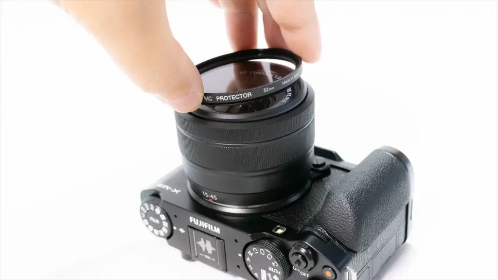 レンズ保護フィルターを取付中のX-M5