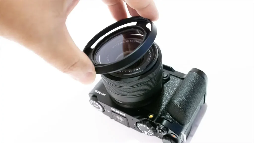 JJCメタルレンズフード52mmを装着中のX-M5