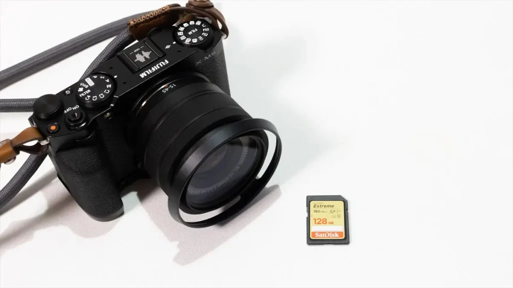 X-M5の隣にサンディスクExtreme128GBがある