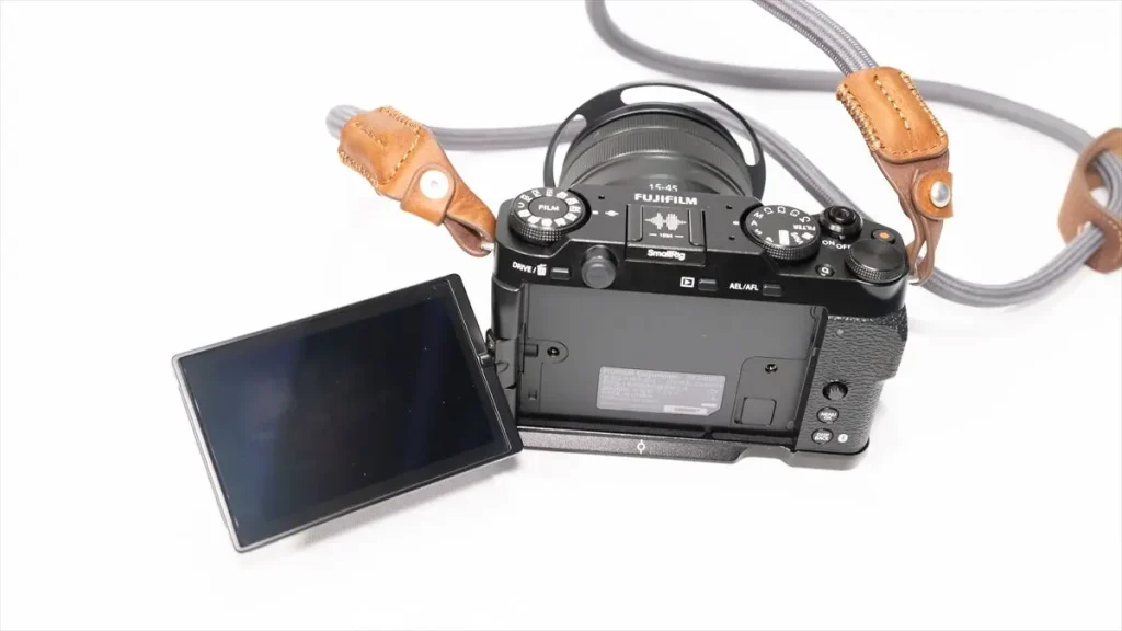 SmallRigX-M5用グリップ4876を装着したX-M5 モニター部分