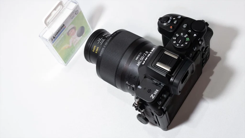 NIKKOR Z MC 50mm f/2.8とNIKKOR Z DX 16-50mm f/3.5-6.3 VR とのマクロ比較　NIKKOR Z MC 50mm f/2.8は被写体にぶつかる寸前まで寄れている
