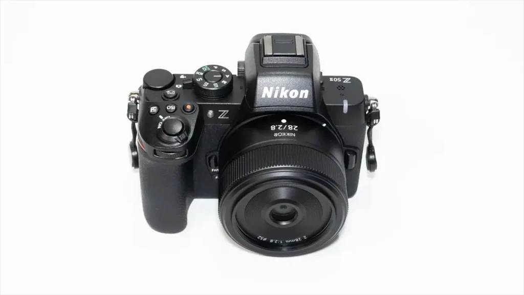 NIKKOR Z 28mm f/2.8が装着されたニコンZ50II　前面
