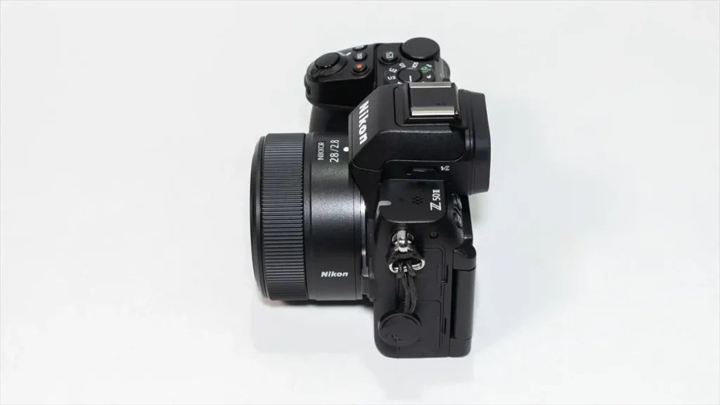 NIKKOR Z 28mm f/2.8が装着されたニコンZ50II　左側面