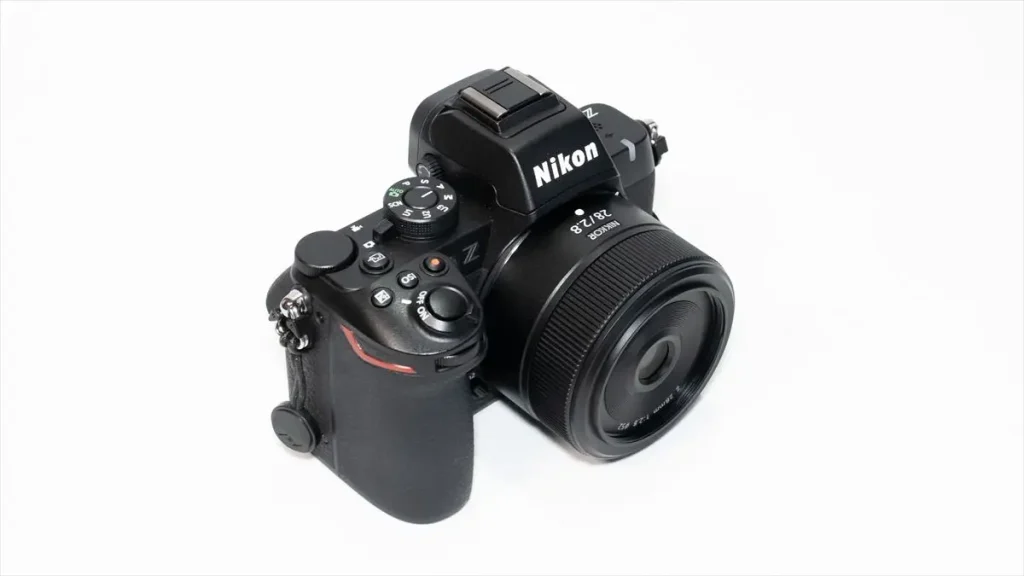 NIKKOR Z 28mm f/2.8が装着されたニコンZ50II　右側面