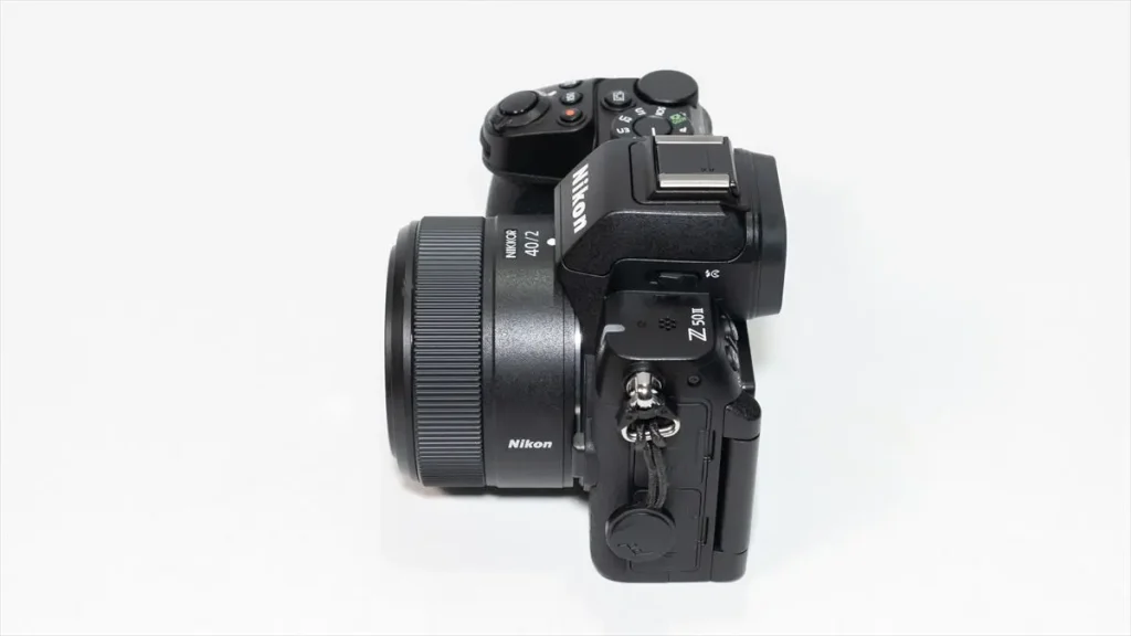 NIKKOR Z 40mm f/2が装着されたニコンZ50II　左側面