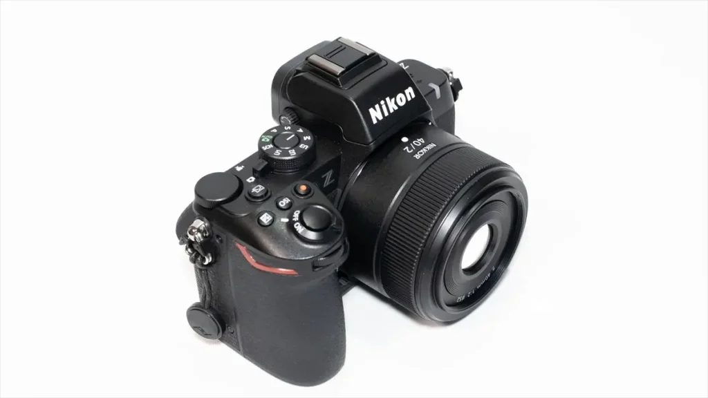 NIKKOR Z 40mm f/2が装着されたニコンZ50II　右側面