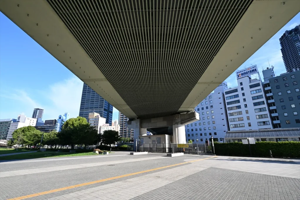 NIKKOR Z DX 12-28mm f/3.5-5.6 PZ VRで橋を見上げて撮った写真　奥行き感もあり、巨大さが伝わってくる