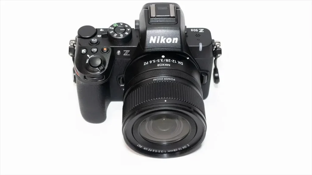 NIKKOR Z DX 12-28mm f/3.5-5.6 PZ VRが装着されたニコンZ50II　前面