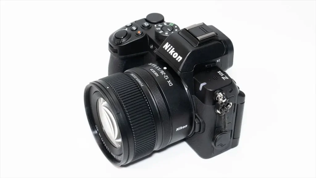 NIKKOR Z DX 12-28mm f/3.5-5.6 PZ VRが装着されたニコンZ50II　左側面
