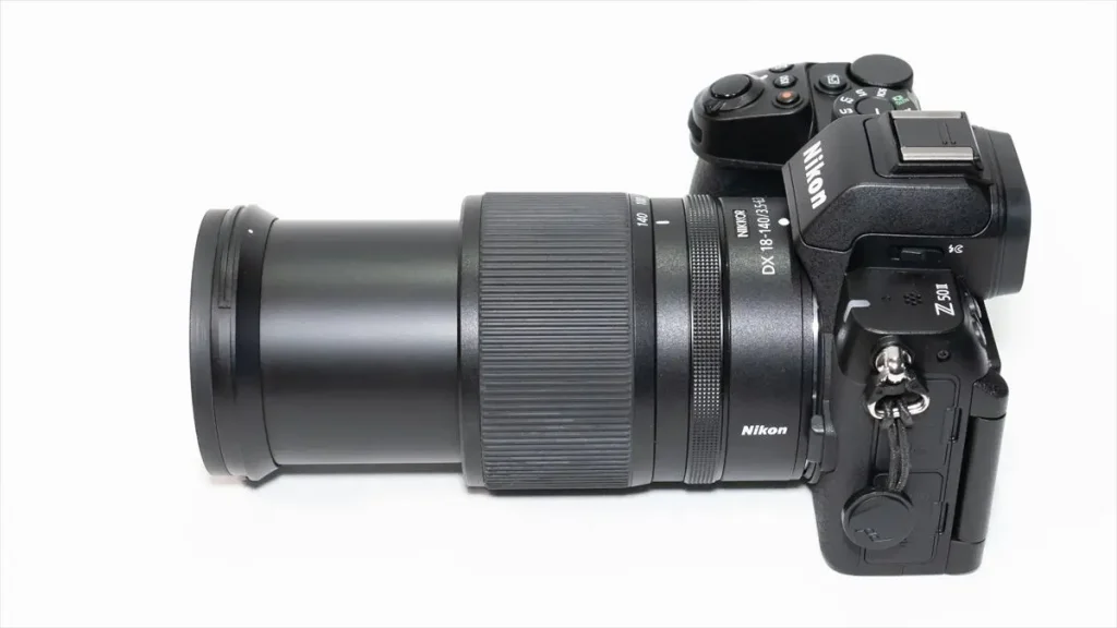 NIKKOR Z DX 18-140mm f/3.5-6.3 VRが装着されたニコンZ50II　140ｍｍ状態　レンズがかなり長く伸びている