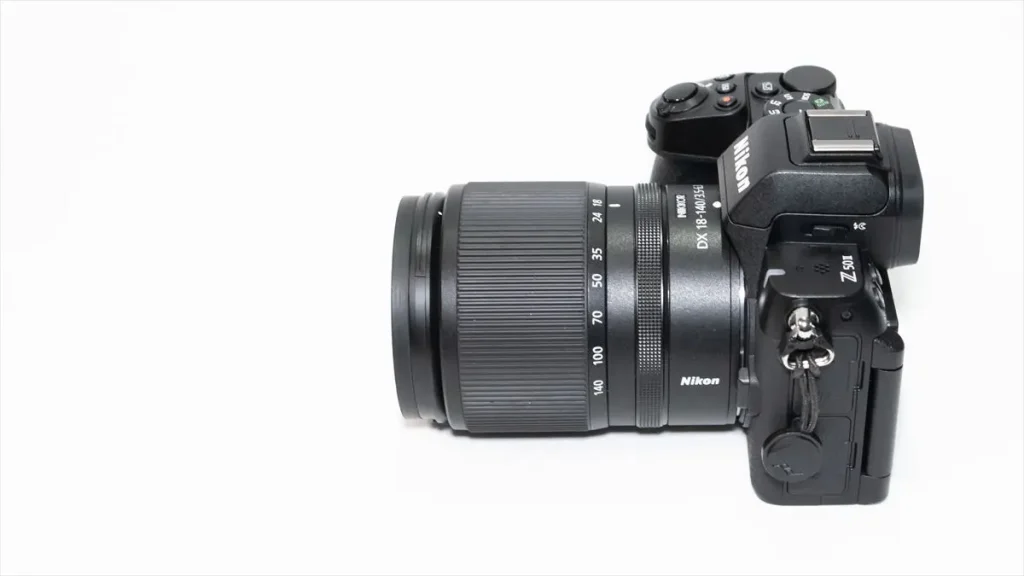 NIKKOR Z DX 18-140mm f/3.5-6.3 VRが装着されたニコンZ50II　18ｍｍ状態