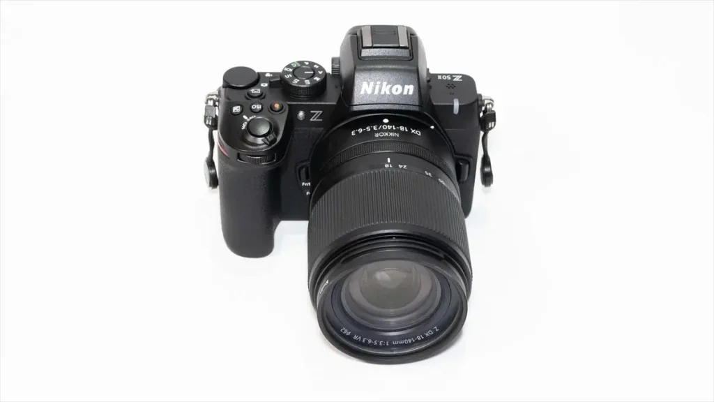NIKKOR Z DX 18-140mm f/3.5-6.3 VRが装着されたニコンZ50II　前面