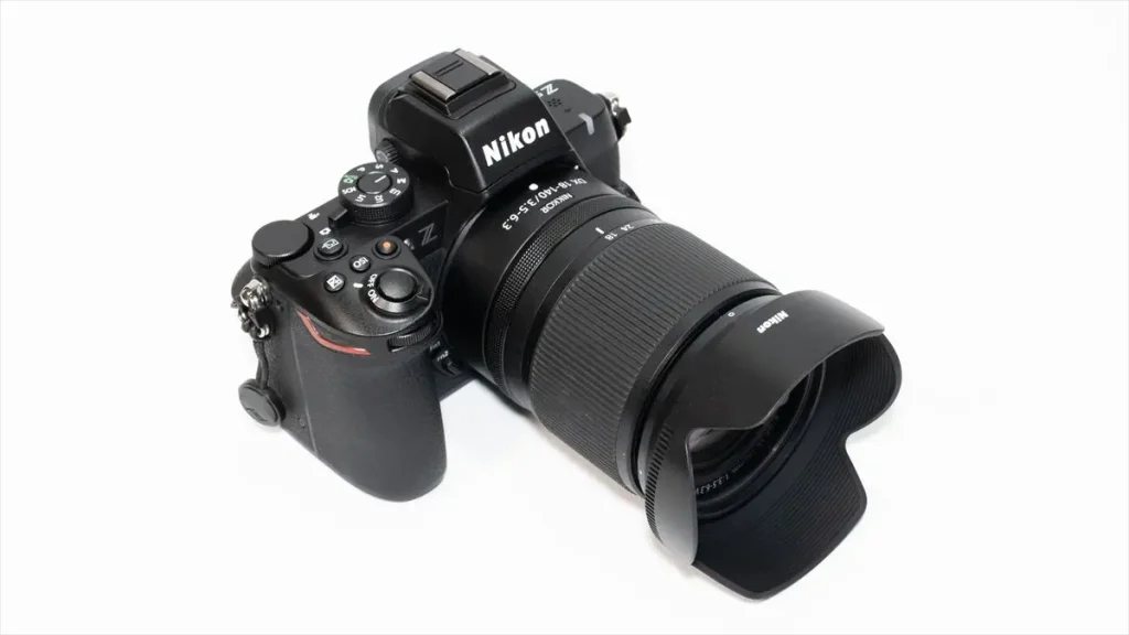 NIKKOR Z DX 18-140mm f/3.5-6.3 VRが装着されたニコンZ50II　レンズフード