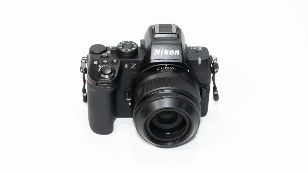 NIKKOR Z DX 24mm f/1.7が装着された状態のニコンZ50II　前から