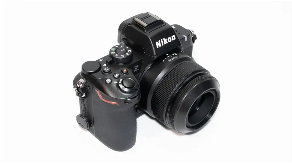 NIKKOR Z DX 24mm f/1.7が装着された状態のニコンZ50II　右から