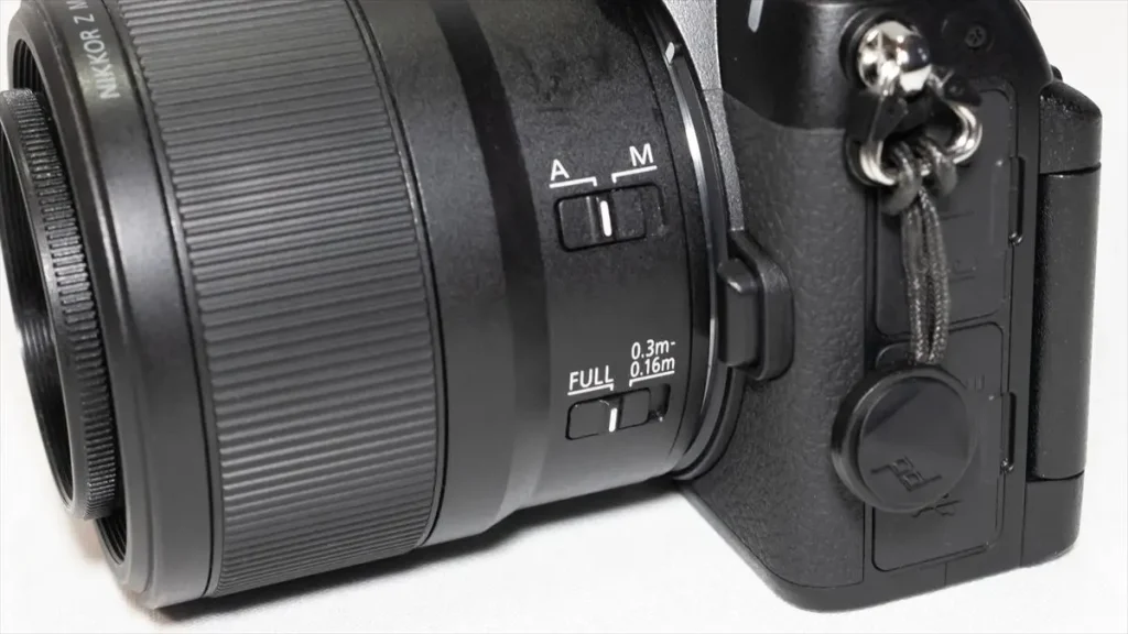 NIKKOR Z MC 50mm f/2.8が装着されたニコンZ50II　左側面のスイッチ類