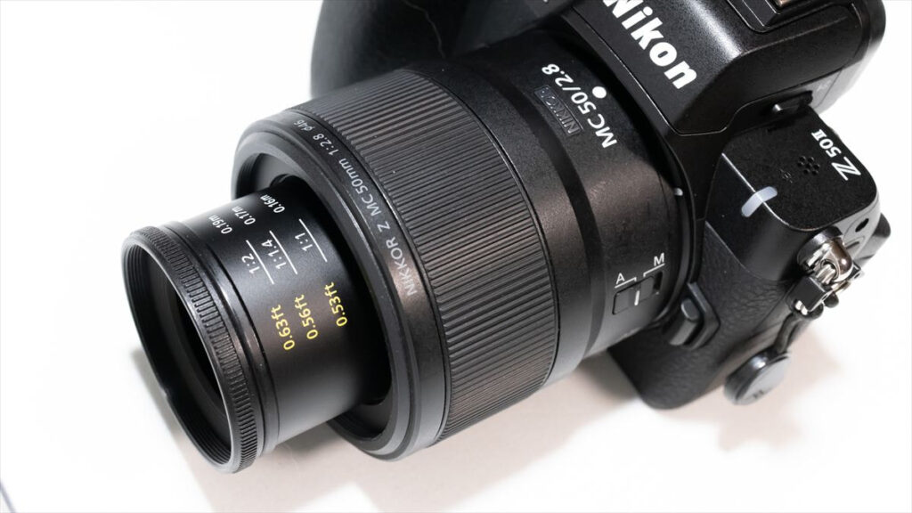 NIKKOR Z MC 50mm f/2.8が装着されたニコンZ50II　マクロ撮影でレンズ前玉が伸びた状態