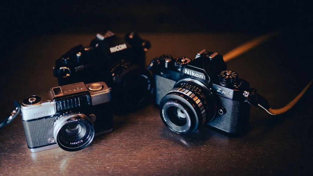 TTartisan23mmF1.4 を装着したZfcとフィルムカメラ　ぱっと見同じような感じに見える
